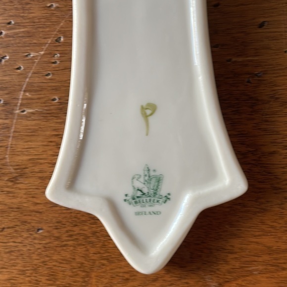 Belleek NIB Irish China Holy & Shamrock Flowered Cross Wall Hanging Collectible - Picture 3 of 7